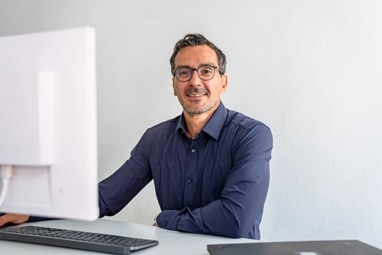 Geschäftsführer der Cogitaris GmbH an seinem Arbeitsplatz im Büro in Mainz