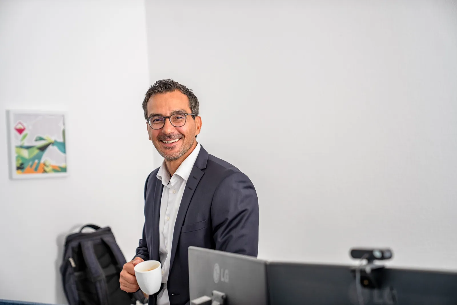 Geschäftsführer des Marktforschungsinstituts Cogitaris mit Espresso im Büro in Mainz