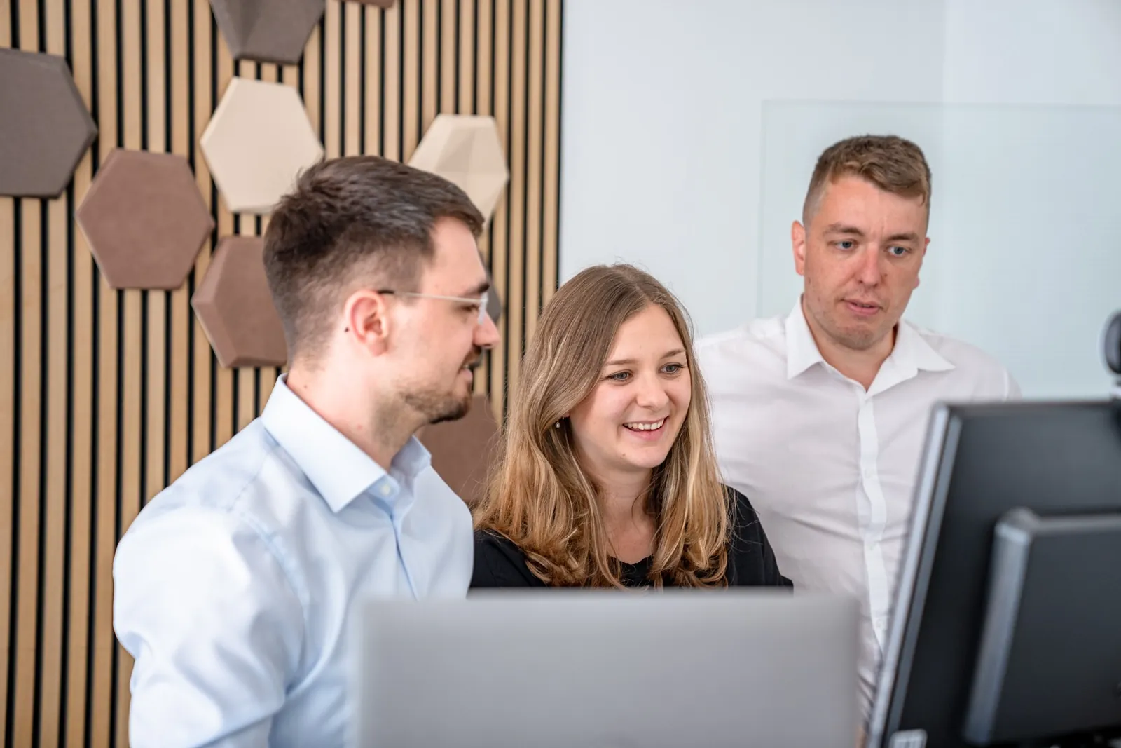 Drei Analysten werten gemeinsam Umfragedaten am Bildschirm aus
