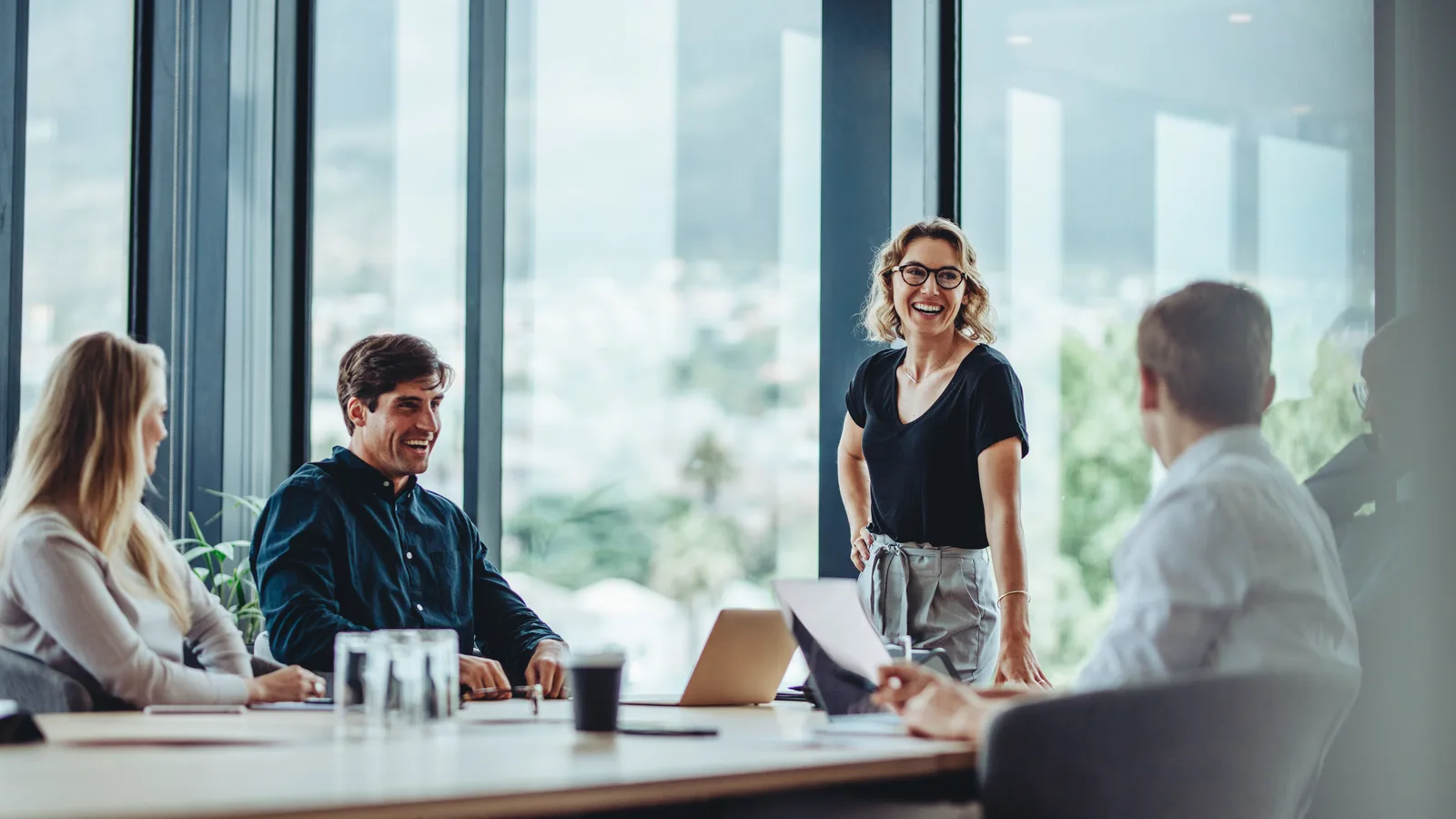Forschungsteam bespricht Markenergebnisse im Boardroom