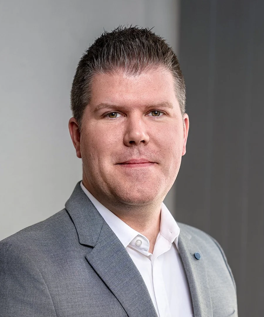 Porträt von Dr. Dennis Krieger, Experte für Kundenbefragungen & CX-Tracking